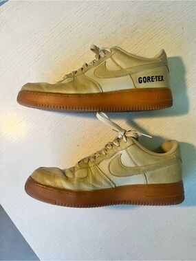Nike Men’s GoreTex Sneakers w/Gum Sole, leather detail, visible wear, very cool